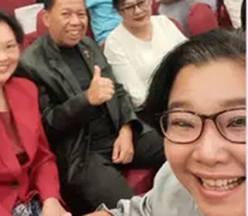 Pak Erol berfoto bersama rombongan di sebuah acara